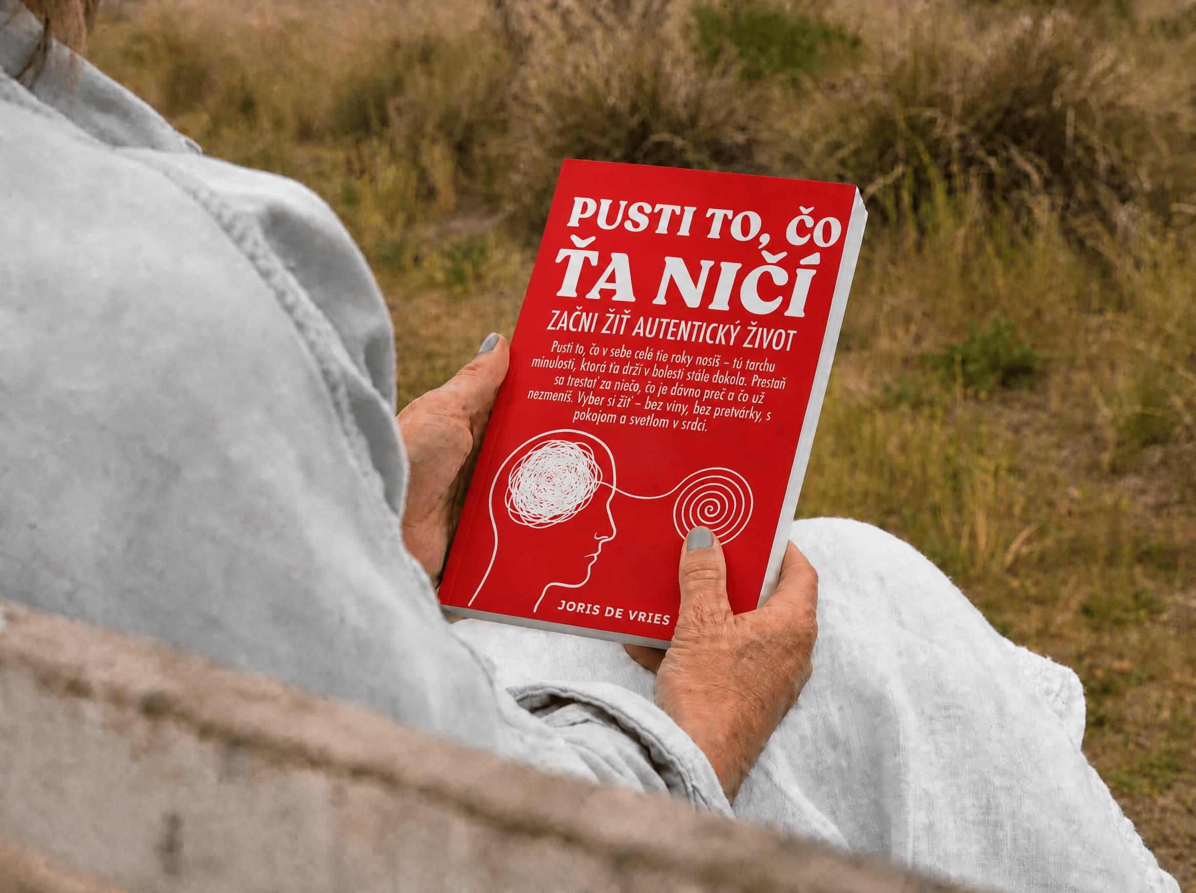 Čitateľka číta knihu Pusti to, čo ťa ničí v prírode